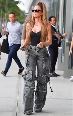 Khloe Kardashian Outfits, Look Jean, Kardashian Outfit, Mode Zara, Cargo Pants Outfit, Kardashian Style, Looks Chic, Baddie Outfits Casual