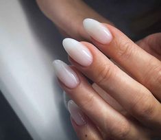 Unghie bianche, ecco le nail art più belle per ogni occasione Trucchi.tv Long Almond, Oval Nails, Neutral Nails, Dream Nails, Chic Nails, French Tip Nails, Clean Girl