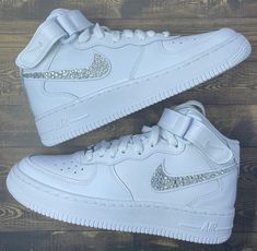 Zapatillas Aesthetic, Tenis Nike Jordan, Teenager Dress, Air Jordan 1 White, Bedazzled Shoes, Pretty Sneakers, Custom Air Force 1, Cute Nike Shoes, Cute Nikes