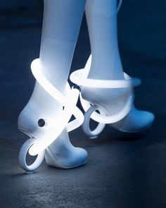 Style Cyberpunk, Futuristic Shoes, Sci Fi Fashion, Catty Noir, High Heels Boots, Cyberpunk Fashion, Futuristic Fashion