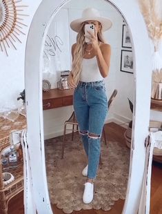 Young Mom Outfits Summer, Young Mom Outfits, Young Mom Style, Basic Girl Outfit, Cute Ripped Jeans, Chic Trousers, Mom Wardrobe, Jean Outfit