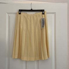 Women's Skirt Size 10 Vintage Michele New York Side Zip Pleated Skirt Cream Nwt Still Stunning New Condition New With Tad Waist 30" Length 21 1/2" Cream Pleaded Skirt, Classic Knee-length Mini Skirt For Spring, Spring Pleated Pencil Skort, Classic Lined Skort For Spring, Cream Pleated Lined Skirt, Classic Spring Lined Skort, Classic Short Skirt For Spring, Classic Spring Lined Mini Skirt, Classic Lined Mini Skirt For Spring