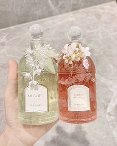 Koleksi Parfum, Pretty Perfume Bottles, Perfume Bottle Design, Fragrances Perfume Woman, Perfume Body Spray, Perfume Collection Fragrance, Bath And Body Works Perfume, Fancy Makeup, Pretty Skin Care