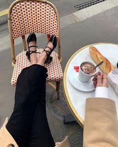 Ballet Flats Outfit, French Girl Aesthetic, Parisian Aesthetic, Paris Girl, Parisian Vibes, Parisian Life, Flats Outfit, Paris Mode, Paris Aesthetic