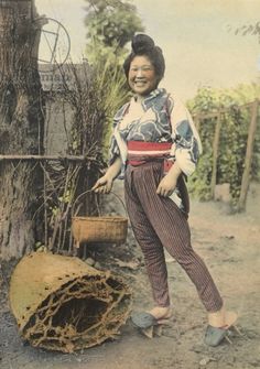 A Japanese farmer girl, in traditional clothing, carrying a basket, 1921. National Geographic. Note the high geta with covered toes. Farmer Girl, Japan History, Sapporo, Maneki Neko, Traditional Clothing