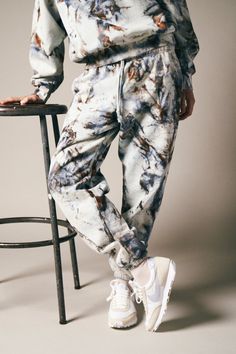 These comfy heavyweight fleece sweatpants boasting the label's signature tie-dye motif are an off-duty favorite. Cut from shrink-free cotton, they offer a relaxed fit that injects an extra dose of attitude into your laid-back look. Style yours with the matching sweatshirt for a high-impact head-to-toe look or pair back with a classic white tee. Details • Unisex • Made in U.S.A. • Pre-Washed for a no-shrink true fit. Each piece is individually hand-dyed—color and pattern may vary per garment. Diy Tie Dye Techniques, Tie Dye Sweatpants, Tie Dye Pants, Tie Dye Techniques, Tie Dye Diy, Matching Sweatshirts, Fleece Sweatpants, Workout Hoodie, White Tee