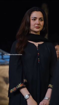 Haina Amir Suits, Glowy Foundation, Black Suit Designs, Glowy Makeup Look, Pakistani Women Dresses, Best Makeup Tips