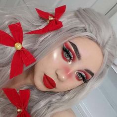 Christmas Makeup with Red Ribbons in Hair #Christmas #makeup #beauty #trendypins Extreme Make-up, Christmas Makeup Simple, Christmas Party Makeup, Fantasy Make-up, Day Makeup Looks