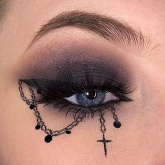 Black Makeup Looks Halloween, Chain Eye Makeup, Black Tears Makeup, Spooky Eye Makeup, Haunted Homecoming, Halloween Eye Makeup Looks, Halloween Eyeliner, Eyeliner Inspo, Halloween Eyeshadow