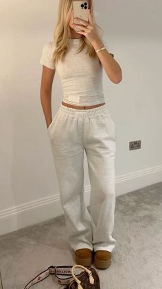 Outfit With Silk Top, 82 Degree Weather Outfit, May 2024 Outfits, Cute Airport Fits, Cleangirl Outfit, Fair Clothes, Fair Outfit Ideas, Outfit Ete, Look Legging