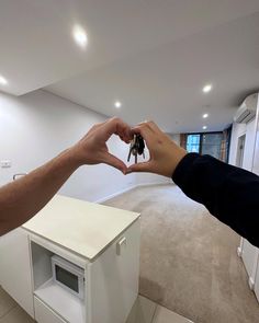 New apartment, Sydney, Australia, couple life, white, cream and beige, heart, keys, instagram, inspo, aesthetic, island kitchen, ig, inspiration, photo, image #apartment #newhome #australia #influencer #instagraminfluencer #instagramstoryideas Apartment Goals Couple, Couple Living Together Aesthetic, Couple Apartment Aesthetic, New House Keys Aesthetic, Apartment Sydney, Move In With Boyfriend, Apartment With Boyfriend, Couples First Apartment, Couple Apartment