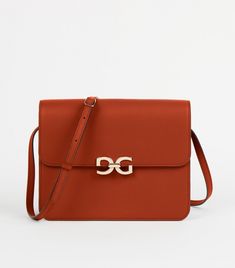 L’Allure est un sac féminin  chic. Son fermoir bijou, son petit volume en font un sac raffiné, précieux. La pureté de son design, la beauté de sa matière, un cuir de luxe made in France, lui confèrent une simple élégance, juste en toutes circonstances. France Luxury, Leather Craftsmen, Card Purse, Chloe Faye, Best Bags, Simple Elegance, Flap Bag, Made In, Made In France