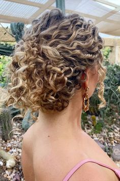 Discover our best vacation hairstyle ideas to try out during your next trip. Style by thecurlygirlmel on Ig. Curly Hair Vacation, Hair Vacation, Vacation Hairstyles, Hairdos For Curly Hair