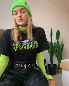 Skirt Style Winter, Beenie Outfit, Ropa Color Neon, Neon Green Outfits, Fashion 90s Style, Teen Fashion Winter, Teen Fashion Trends, Striped Tops, Green Outfits