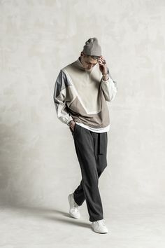 Sweatshirt Poses Men, Poto Studio, City Poses, Loungewear Style, Shoes Fashion Photography, Photoshoot Studio, Brand Studio