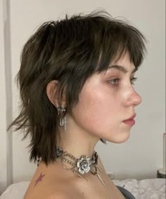 Cool Mullet, Mullet Shag, Star Girl Aesthetic, Punk Japanese, 2000s Y2k Aesthetic, Y2k Aesthetic Grunge, Japanese 2000s, Shag Hairstyle, Shaggy Short Hair