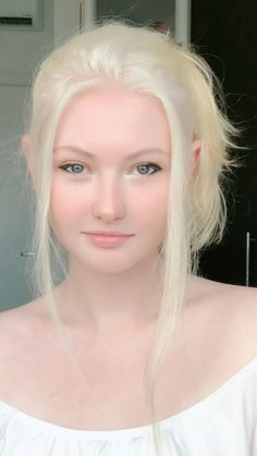 #alinevzs #babyface #blonde #loira #AlineVenzke #gigihadid #ellefanning #icon #rpg #photo #selfieidea Pale Skin With Platinum Blonde Hair, Pale Women With Blonde Hair, Pale Skin Aesthetic Blonde, Pale Person With Blonde Hair, Platinum Blonde On Pale Skin, Pale Skin Blonde Hair, Blonde Hair Pale Skin, Icy Blonde Hair, Icy Blonde