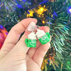 Christmas gift ideas clay earrings Grinch Hot Chocolate, Grinch Drink, Earrings Polymer Clay, Fun Earrings, Grinch, Hot Chocolate, Polymer Clay