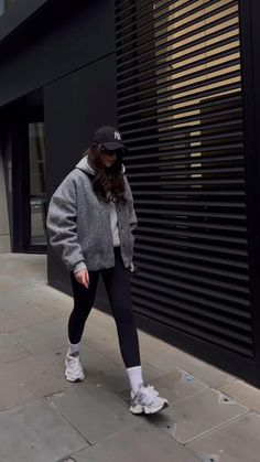 look of the day, street looks, outfit idea, minimalist fashion, street style look, best of street wear, every day style, bomber jacket, zara outfit, new balance, aesthetic style, spring outfit, trendy outfits, looks ideas, модные идеи, повседневные наряды, женский стиль, весенние наряды, черная мода, модельные позы, styl ulicy, moda wiosenna, pozycja modelu Sweatshirt Outfit Cute, Puffer Jacket And Sweats Outfit, After Gym Outfit, Vancouver Outfits Fall, Hoodie And Cap Outfit, Midsize Sporty Outfits, Autumn Outfits Leggings, Alo Hat Outfits, Brunette Outfits Aesthetic