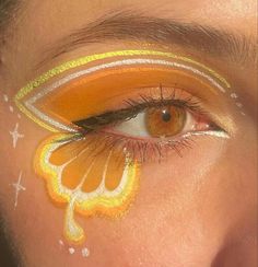 Yellow Butterfly Dress, Fruit Eye Makeup, Yellow Butterfly Makeup, Lemon Eye Makeup, Cute Fun Makeup Looks, Graphic Eyeliner Aesthetic, Graphic Liner With Glasses, Makeup Looks Creative Easy, Cute Face Paint Ideas Aesthetic