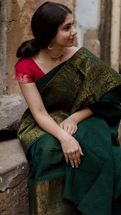 Synthetic Sarees, Simple Saree Designs, Saree Fashion, Silk Saree Banarasi, Simple Sarees, Banarasi Silk Saree, Green Soft, Green Saree, Red Saree