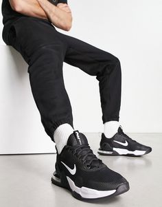 Zapatos, botas y zapatillas de deporte de Nike Training El MVP de la nueva temporada Diseño de corte bajo Cierre con cordones Lengüeta y tobillo acolchados Detalle característico de Nike Entresuela de espuma con cámara de aire Max Air Suela de goma resistente Suela texturizada antideslizante Nike Air Max Alpha Trainer 5, Basket Noir, Nike Training, Profile Design, New Nike, Nike Logo, Shoes Boots, Air Max, Nike Air Max