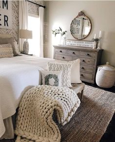 19.8k Likes, 135 Comments - Farmhouse Stylebook (@farmhousestylebook) on Instagram: “Cozy bedroom ❤ From @shegaveitago #farmhouse #farmhousedecor #farmhousebedroom #farmhousebath…” Vintage Bedroom Decor, Interior Vintage, Dekorasi Kamar Tidur, Vintage Bedroom, Bedroom Vintage, Split Level