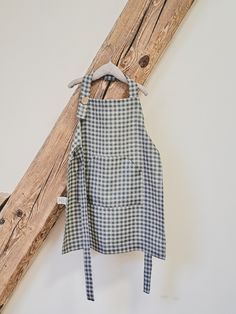 an apron hanging on a clothes hanger