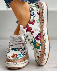 ¡Descubre los mejores outfits casual chic con zapatillas! Aprovecha nuestra oferta exclusiva en zapatillas de moda para hombre. Haz clic en la imagen y consigue un descuento especial en tu primera compra. #ModaEnZapatillas #TendenciasEnZapatillas 👟🔥 Floral Sneakers, Fashion Shoes Flats, Embroidered Shoes, Green Shoes, Flat Sneakers, Urban Chic, Zambia, Platform Sneakers, Look Casual