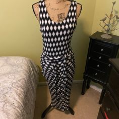 Gap Black And White Maxi Dress. Never Worn, Tag Fell Off In Wash. Recently Rewashed Due To Covid. Fitted Cotton Dress And Ties In The Front Or Back Black And White Maxi Dress, Black White Maxi Dress, White Maxi Dress, Gap Dress, White Maxi, Cotton Dress, Cotton Dresses, Colorful Dresses, Gap