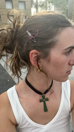 cross necklace, summer 2022 outfit, summer outfit, crop top, fit, belly button piercing, braids, braid outfits, curly hair, y2k, aesthetic, grunge, gorp core, emma chamberlain, gold earrings, gold hoops Braid Outfits, Curly Hair Y2k, Outfits Curly Hair, Hair Ideas Summer, Y2k Aesthetic Grunge, Hair Y2k, Earrings Gold Hoops, Cooler Style, Dope Jewelry