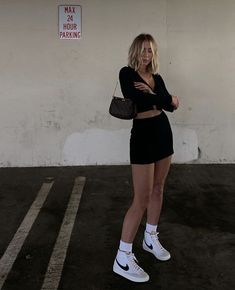 imagem descoberto por ❤ 𝓛𝓲𝓷𝓪 ❤. Descubra (e salve!) suas próprias imagens e vídeos no We Heart It Blazer Mid 77 Outfit, Mode Dope, Nike Blazers Outfit, Winter Trends, Mode Inspo, Nike Blazer, Blazer Outfits, Fashion Streetwear, Nike Outfits