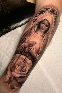 Virgin Mary Tattoos, Mary Tattoos, Tato Realis, Christus Tattoo, Natur Tattoo Arm, Mother Mary Tattoos, Catholic Tattoos, Mary Tattoo, Realistic Tattoo Sleeve