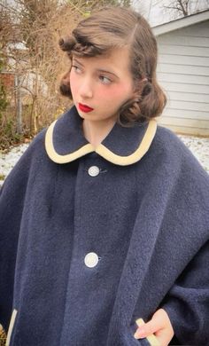 1950s 1960s true vintage winter wool cloak coat navy white elegant feminine traditional cute hairstyle snow pretty 1950's Makeup, Vintage Outfits 1940s, 1960s Winter, 1950's Hairstyles, Wool Cloak, Winter Cloak, 1960’s Fashion, 1950s Hairstyles, Cloak Coat