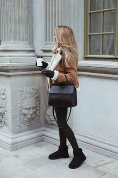 Emu Outfit, Kasia Tusk, Ugg Outfits, Daily Moments, Uggs Outfit, Brown Jacket, Autumn Outfit, Mode Inspiration, Winter Fashion Outfits