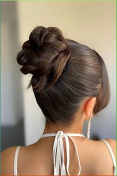 Classy, trendy, and elegant: a sleek high bun is a versatile hairstyle that’s perfect for a casual night out with friends, yet formal enough to serve as a wedding hairstyle.@angies.mua Sleek High Bun, Effortless Bun, Formal Hairstyles Updo, High Bun Hair, High Updo, High Bun Hairstyles, Long Shiny Hair, Elegant Bun, Wedding Bun Hairstyles