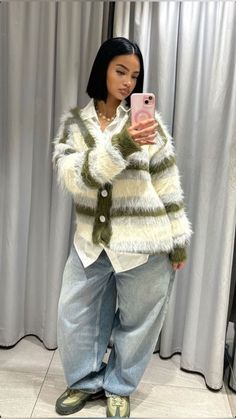 Cute Cardigan outfit The Basics Wardrobe, Trendy Outfits 2024 Women, Streetwear Cardigan Outfit, Cute Winter Looks For Women, Ashely Banks Outfits, Green Christmas Picture Outfits, Winter Street Wear Black Woman, Casual Style Outfits Aesthetic, Coogie Sweater Outfit