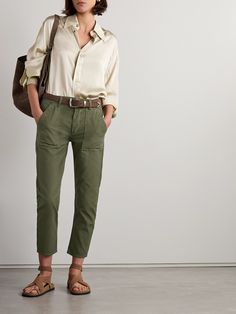 Citizens of Humanity's 'Leah' pants bring a distinctly utilitarian element to your outfit. Cut from army-green cotton, they have sizable pockets and straight legs with cropped cuffs. Womens Olive Pants, Crop Pants For Short Women, Olive Green Cargo Pants Outfit, Olive Cargo Pants Outfit, Army Green Pants Outfit, Army Pants Outfit, Green Trousers Outfit, Army Green Outfit, Olive Green Pants Outfit