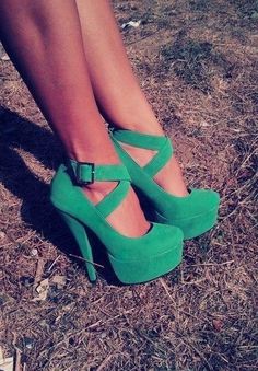 . Green Heels, Cute Heels, Fabulous Shoes, Green Shoes, Heels Pumps, Dieselpunk, Crazy Shoes