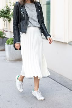 Everyone can agree that a pair of white sneakers are a must have... Witte Sneakers Outfit, White Skirt Outfits, Rok Outfit, Pleated Skirt Outfit, Skirt Diy, White Pleated Skirt, Rock Outfit, Trendy Skirts, Summer Work