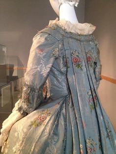 Watteau Pleats, Spitalfields Silks, Colonial Dresses, Brocade Gown, French Dresses, 18th Century Gown