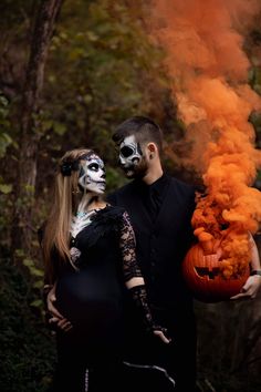 Halloween Photography Ideas, Spooky Halloween Photoshoot, Halloween Photoshoot Ideas, Maternity Photography Fall, Halloween Maternity, Fall Maternity Photos, Halloween Parejas