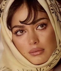 Hispanic Makeup, Parisian Makeup, Mixed Pictures, Arabic Makeup, Feminine Mystique, Elegant Makeup, Classy Aesthetic