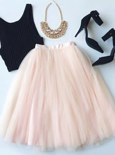 tulle skirt (pink) & black crop top Rok Tile, Sukienki Maksi, Gonna In Tulle, Skirt Tutu, Shower Outfits, Bridal Shower Outfit, Pink Tulle, Skirt Outfit, Gothic Lolita