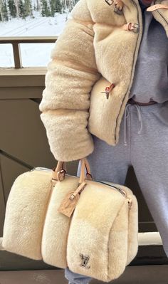 Vuitton Outfit, Sac Louis Vuitton, Luxury Bags Collection, Ski Outfit, Fancy Bags, Pretty Bags, Mode Inspo, Comfy Fashion, Cute Bags