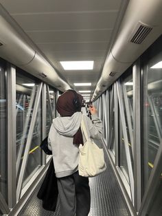 Hijabi Travel Aesthetic, Rich Hijabi Aesthetic, Hijabi Mirror Selfie Aesthetic, Hijabi Travel, Ootd Poses, Airport Aesthetic, Hijabi Fits, Stile Hijab