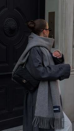 Gray Scarf Outfit, Europe Winter Fashion, Short Cuir, Scarf Outfit, Europe Winter, Autumn Fits, Winter Fit, Look Short