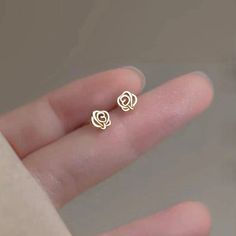 Minimal Gold Earrings Aesthetic, Simple Earing Designs Gold, Simple Ear Studs, Gold Minimalist Earrings Studs, Rose Gold Earrings Studs Unique, Simple Earing Designs, Cute Stud Earrings Gold, Tiny Stud Earrings Gold, Small Earrings Design