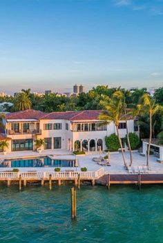 Look inside the former 𝐌𝐢𝐚𝐦𝐢 𝐁𝐞𝐚𝐜𝐡 𝐌𝐚𝐧𝐬𝐢𝐨𝐧 they sold for $22m! Initially listed for $32.5m in 2019, the property finally sold 2 years after multiple price cuts! Set on 1 acre on the northern tip of Miami Beach, this home boasts multiple formal living areas and sunset views from every room. 📍 Miami Beach, Florida Miami Villa Beach Houses, Mansion In Florida, Miami Waterfront Homes, Miami Houses Exterior, Beach House Mansion, Victoria Outfits, Miami Beach Mansion, Miami Beach House, Capcut Ideas