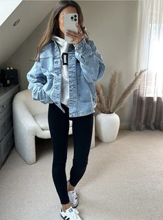 Outfit With Black Jeans Winter, Sport Women Outfit, Fall Outfits With Baseball Hats, Casual Comfy Outfits For Women, Autumn Comfy Outfit, Mom Looks Casual Summer, Ootd With Jacket, Fall Crewneck Outfit, Fall Outfit Ideas For Women Casual